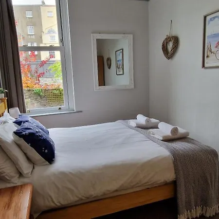 Lovely Victorian In Clifton Village Apartment